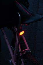 Cargar imagen en el visor de la galería, Luz - Knog Blinder Square Trasera