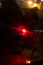 Cargar imagen en el visor de la galería, Luz - Knog Blinder Square Trasera