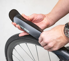 Cargar imagen en el visor de la galería, Guardafangos - Ass Savers - Win Wing 2 Road Black Dots