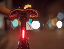 Cargar imagen en el visor de la galería, Luz Knog Plus Rear - La Bicicletería