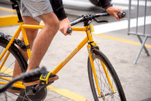 Cargar imagen en el visor de la galería, Bicicleta - Zega Fija 2Tone Amarillocaramelo/ Yema