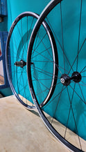 Cargar imagen en el visor de la galería, Set de Ruedas Ruta - DT Swiss R 460 20/24h + Novatec A361SBT/F172SB QR
